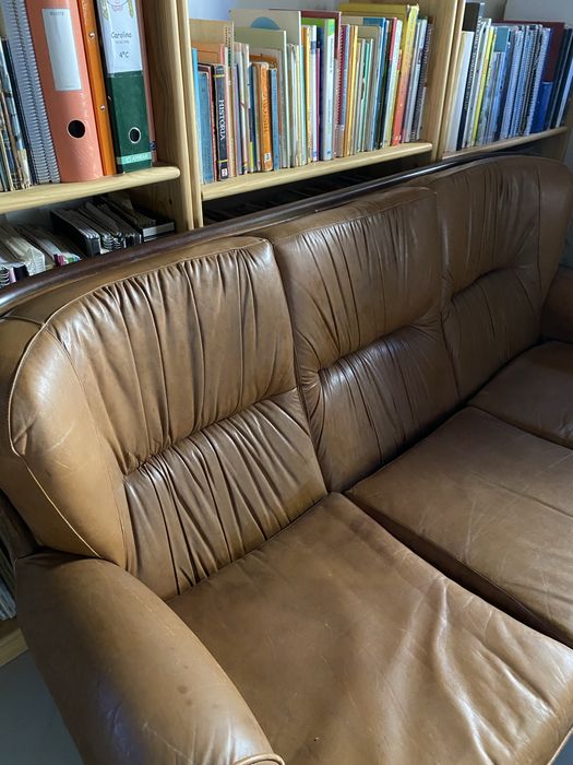 2 sofás individuais e um sofá cama