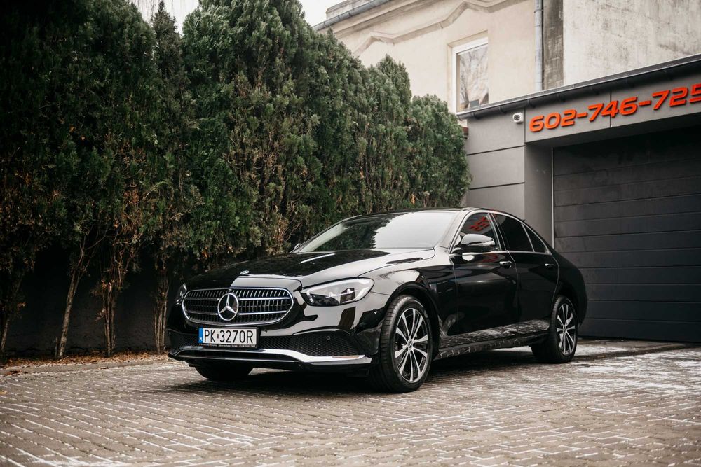 Auto do ślubu Mercedes E klasa czarna limuzyna Kalisz Ostrów