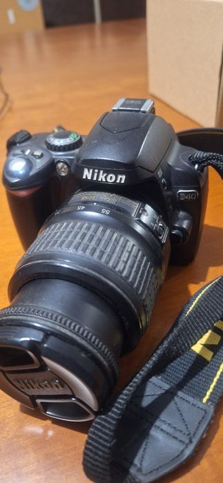 Nikon D40 + lente 18-55mm (flash avariado / lente encravada)