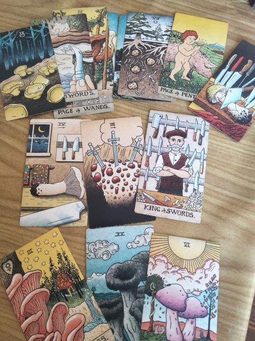 Карты таро с изображением грибов