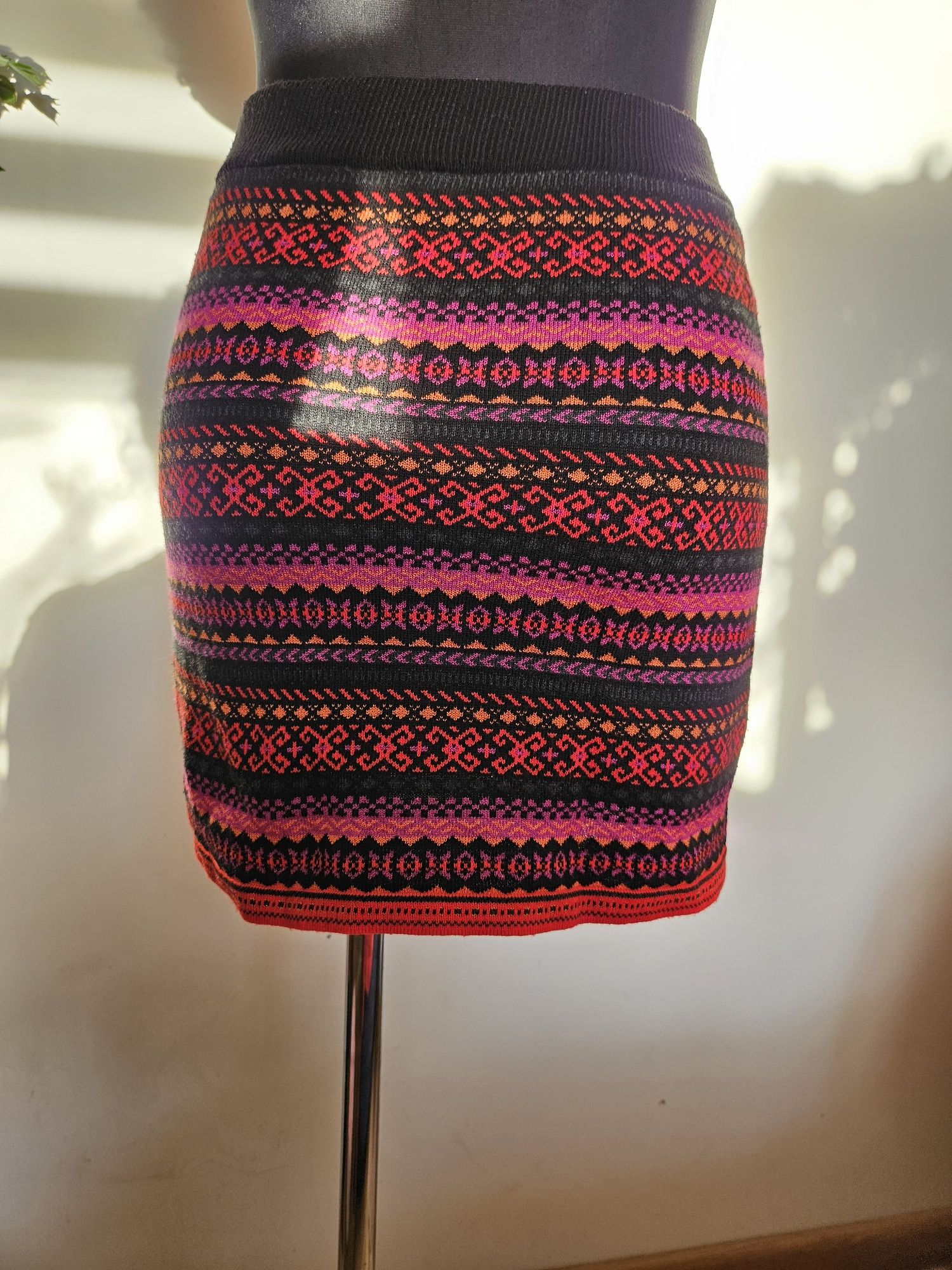 Kolorowa krótka spódnica dzianowa