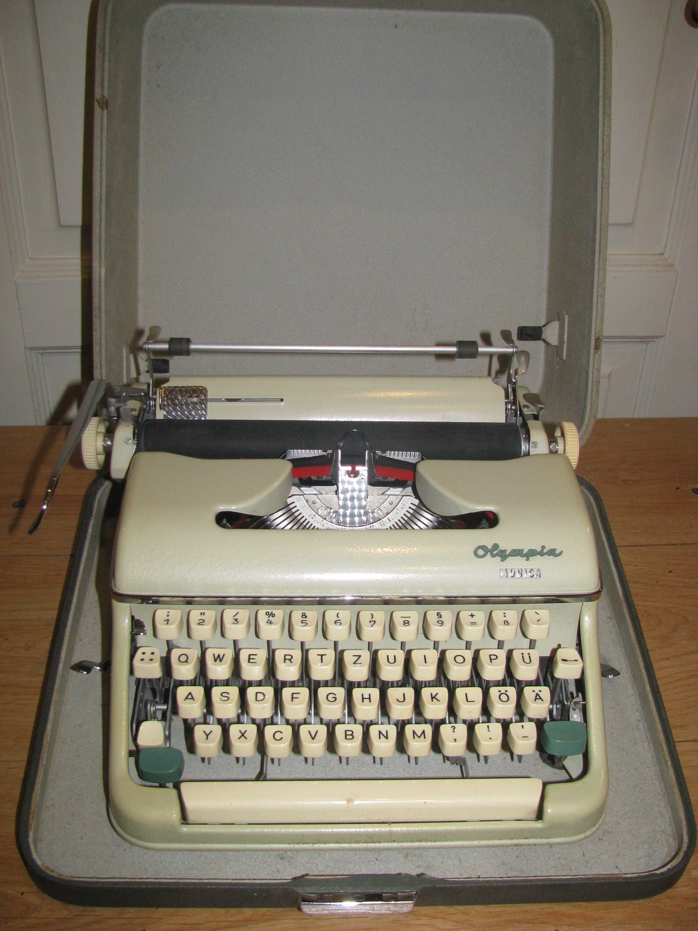 Maszyna  do pisania Olimpia Monica wraz z walizką