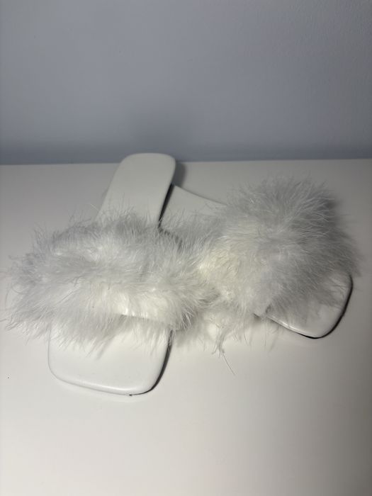 Białe kapcie z puszkiem dla panny młodej