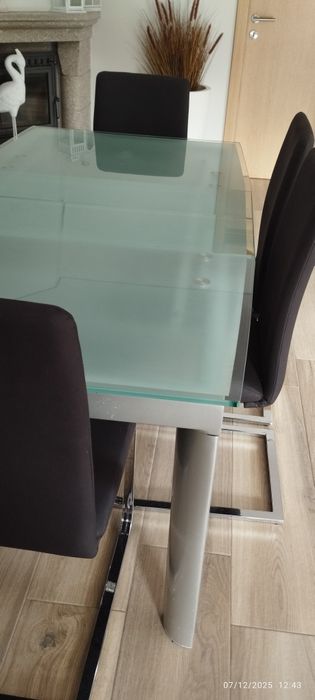 Mesa grande de vidro mais cadeiras