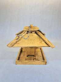 Karmnik dla ptaków drewniany opalany dach z kominem na nóżce 34x34x