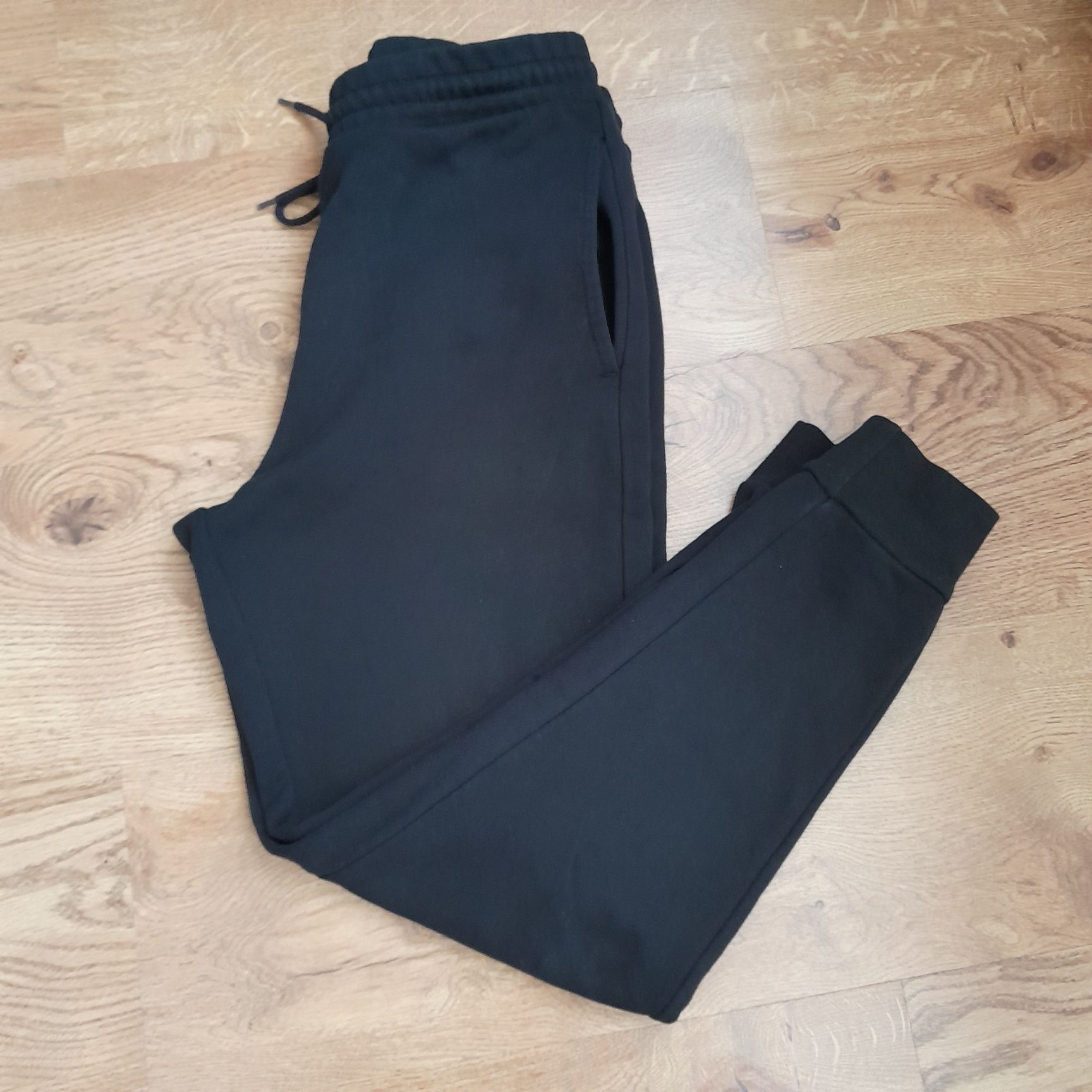 Czarne dresowe joggery Cropp regular rozm. S