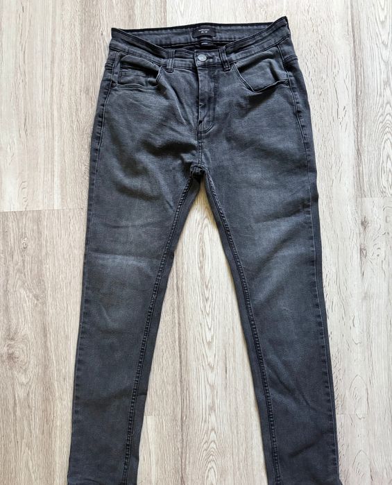 Czarne męskie spodnie jeansowe.