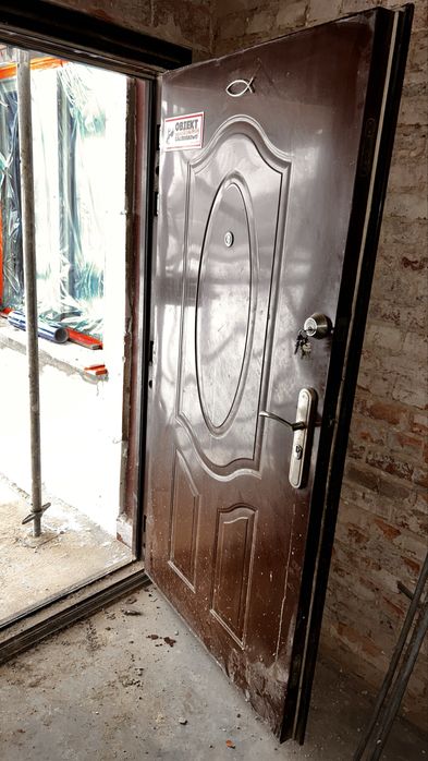 Drzwi wejsciowe zewnetrzne do domu mieszkania szopki