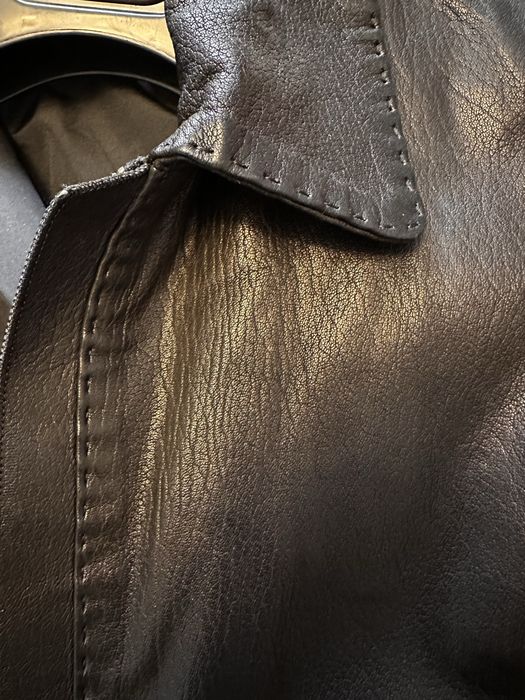 Чоловіча шкіряна куртка чорного кольору.