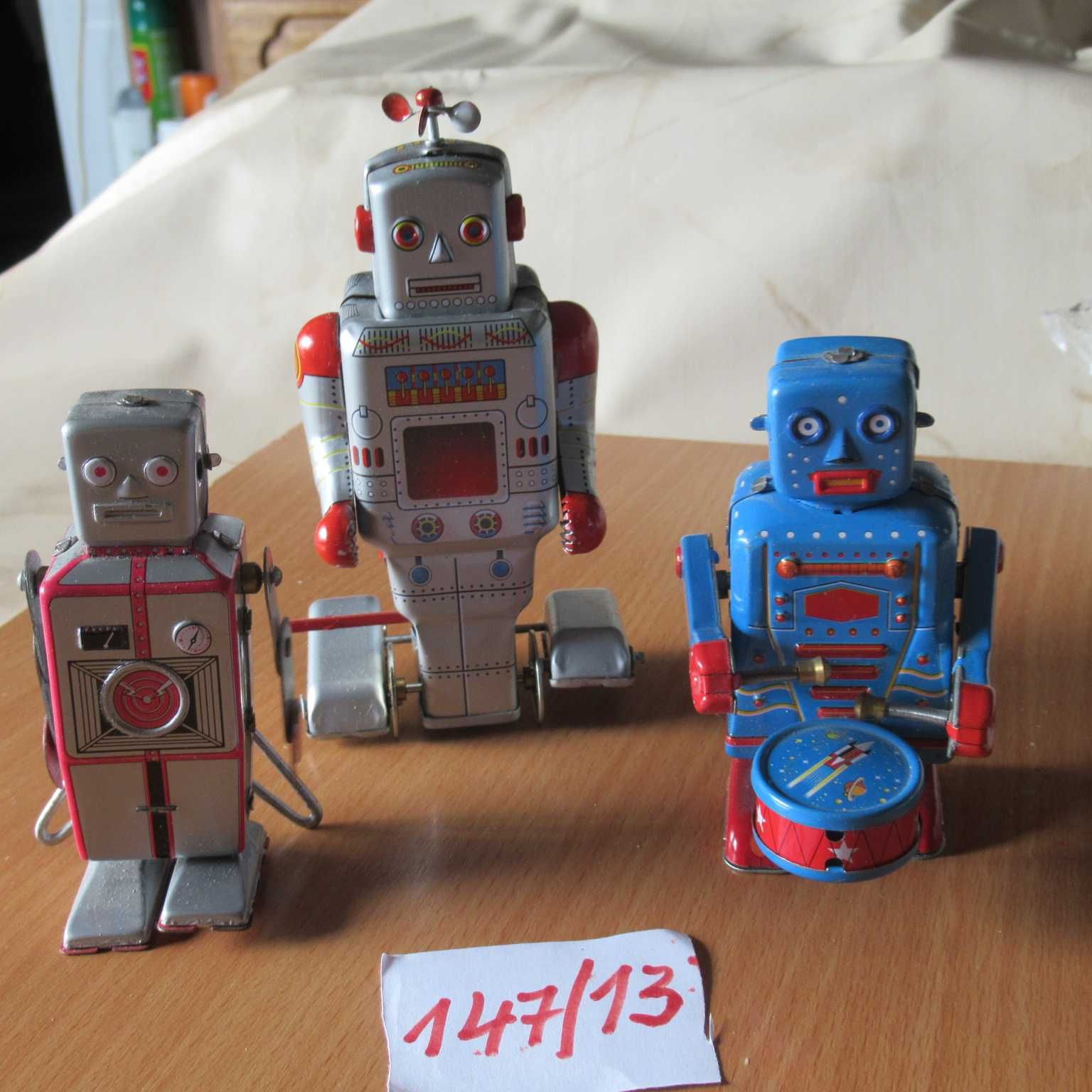 147/13) --- 3 robôs em folha lata antigos c/corda a funcionar