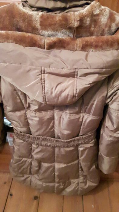 Ciepła kurtka z kapturem.