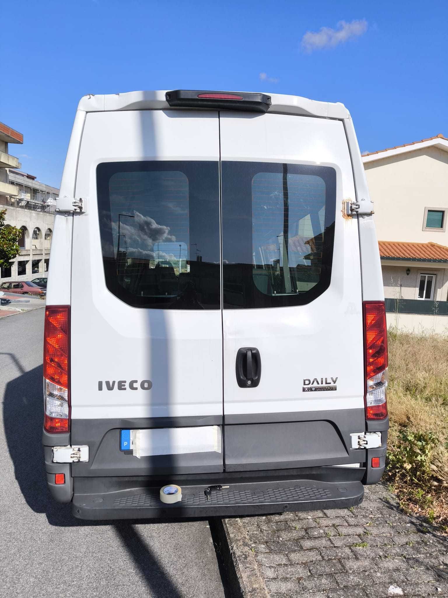 Iveco Daily 35S16 Automática - 9 Lugares