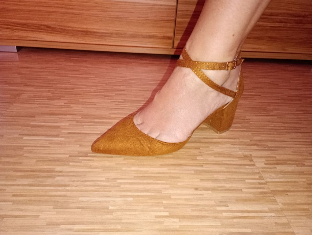 Buty na niskim obcasie karmelowe r. 37