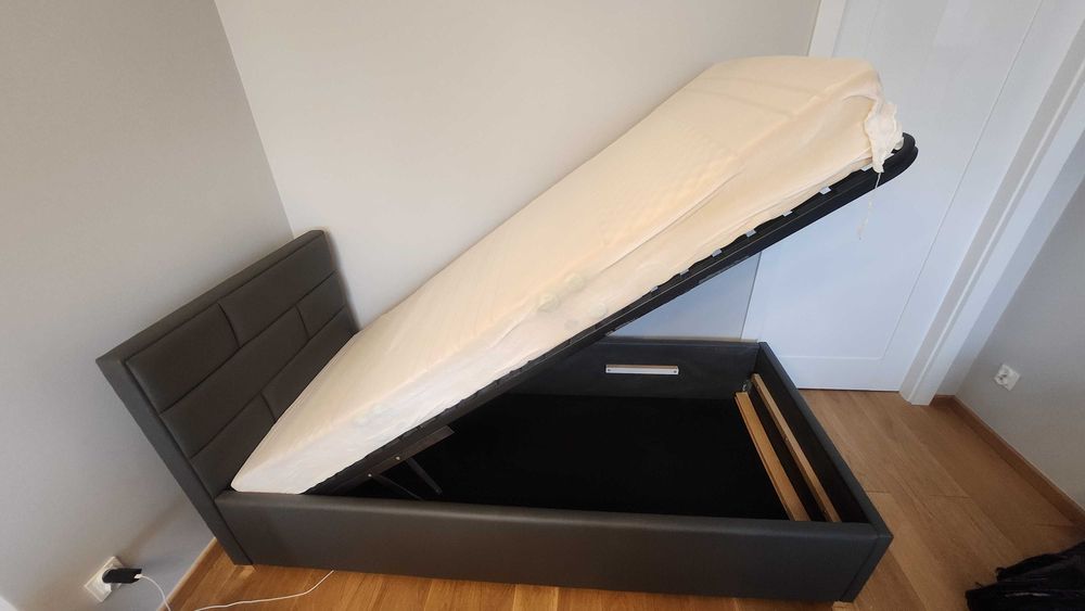 Łózko z wezgłwiem, skrzynią i materacem 200x90