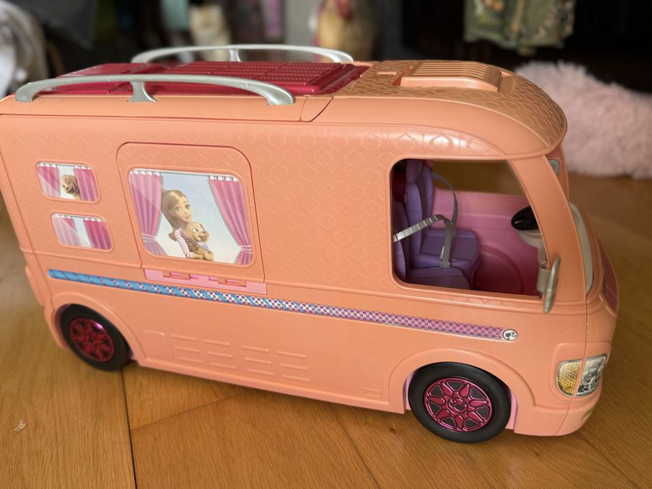Autocaravana da Barbie com piscina
