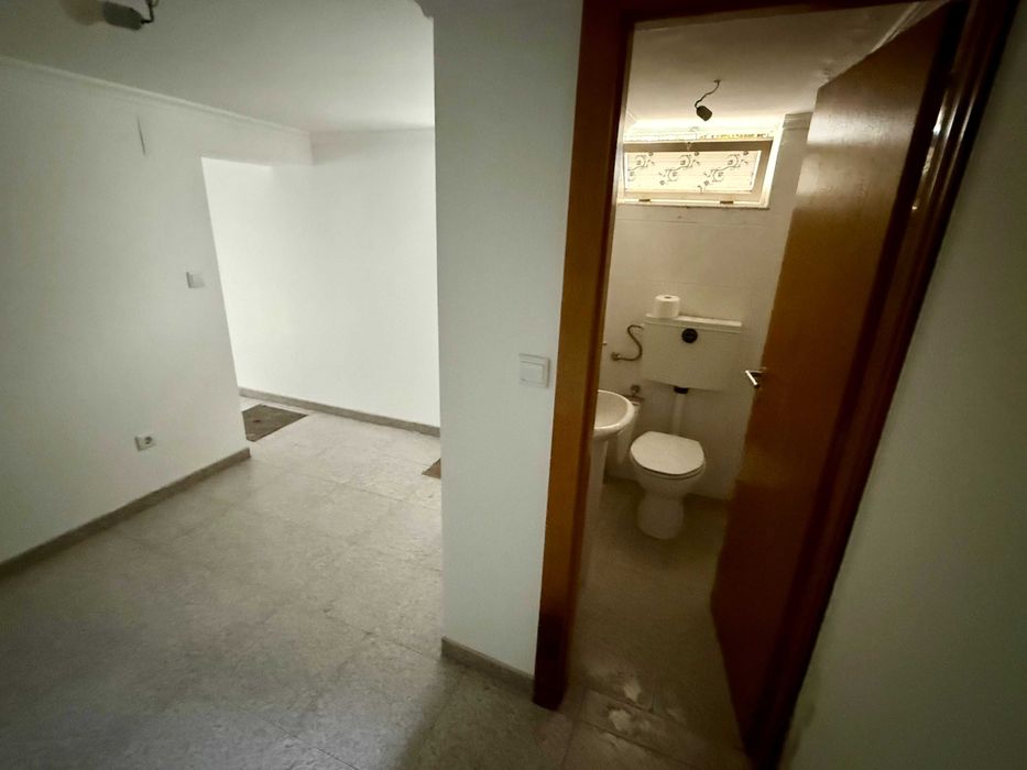 Loja em Valpaços com WC e arrecadação