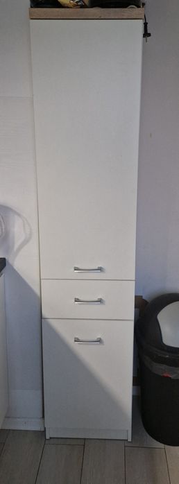 Biały regał słupek