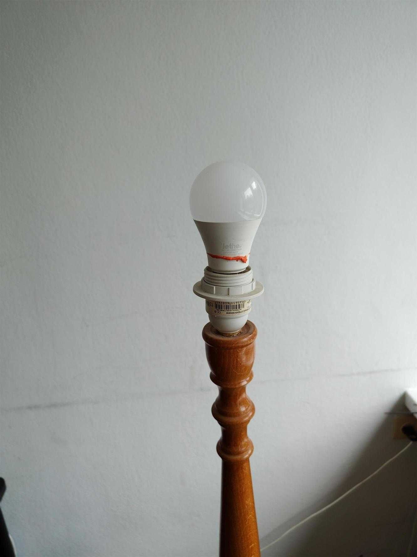 Lampa stojąca wysoka drewniana z abażurem