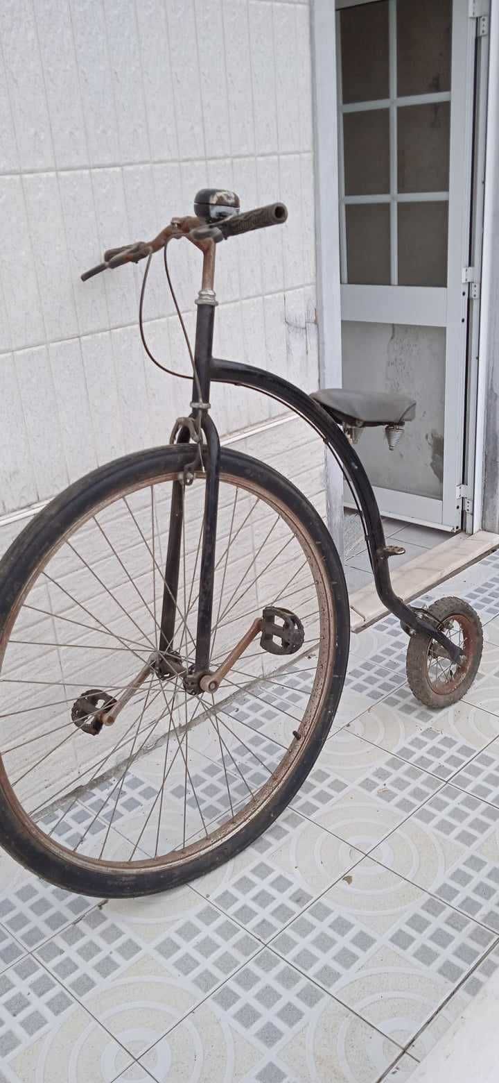 Bicicleta antiga roda grande