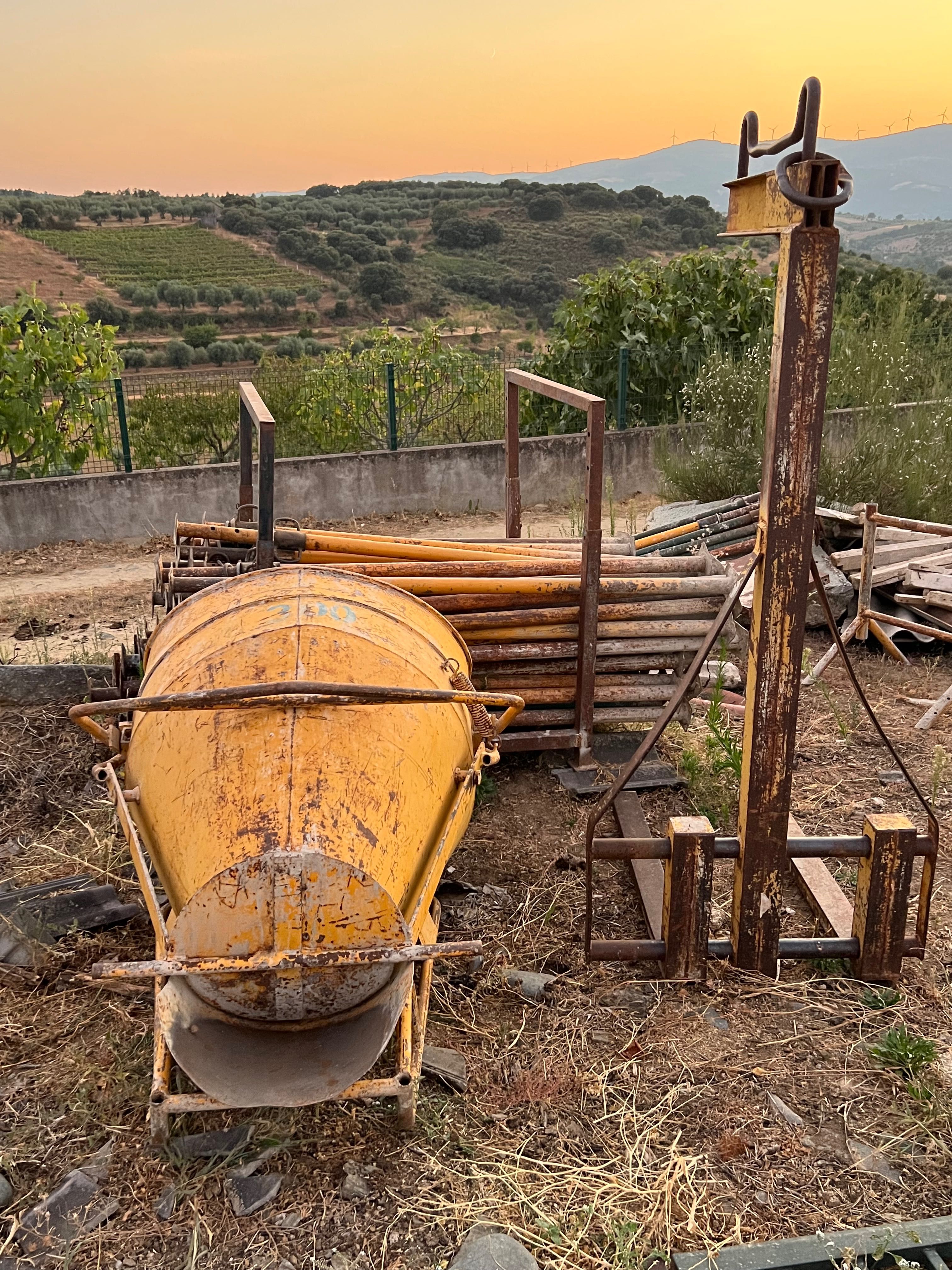 Porta paletes, balde de betão e escoras