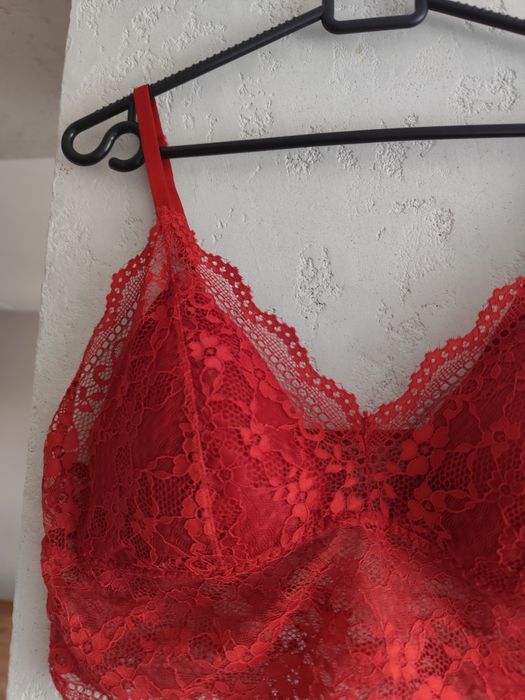 Cropp top cały z koronki na regulowane ramiączka rozm 42/44C. Secret P