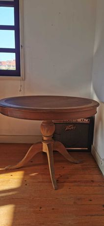 Mesa circular em madeira robusta