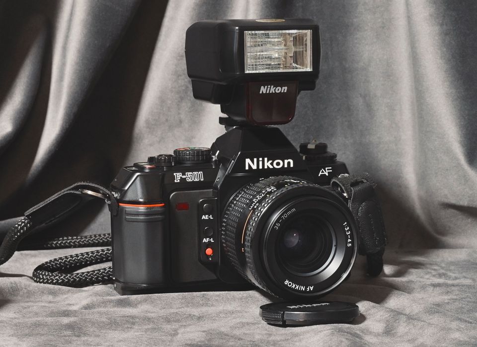 Nikon z obiektywem, plus lampa, pasek i baterie