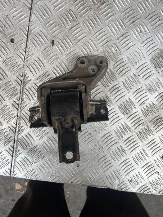 Подушка двигателя мотора коробки лансер 10 lanser x обьем 2.0 1.6 1.5