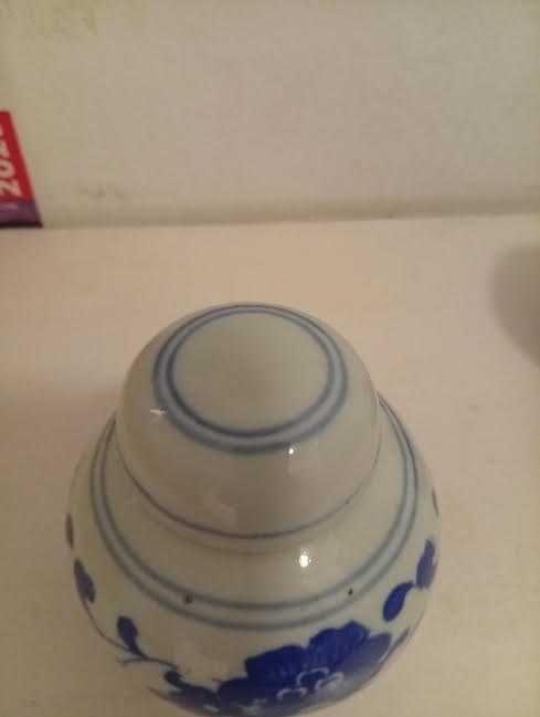 Chiński ceramiczny dekoracyjny w kwiatki pojemniczek albo wazonik :