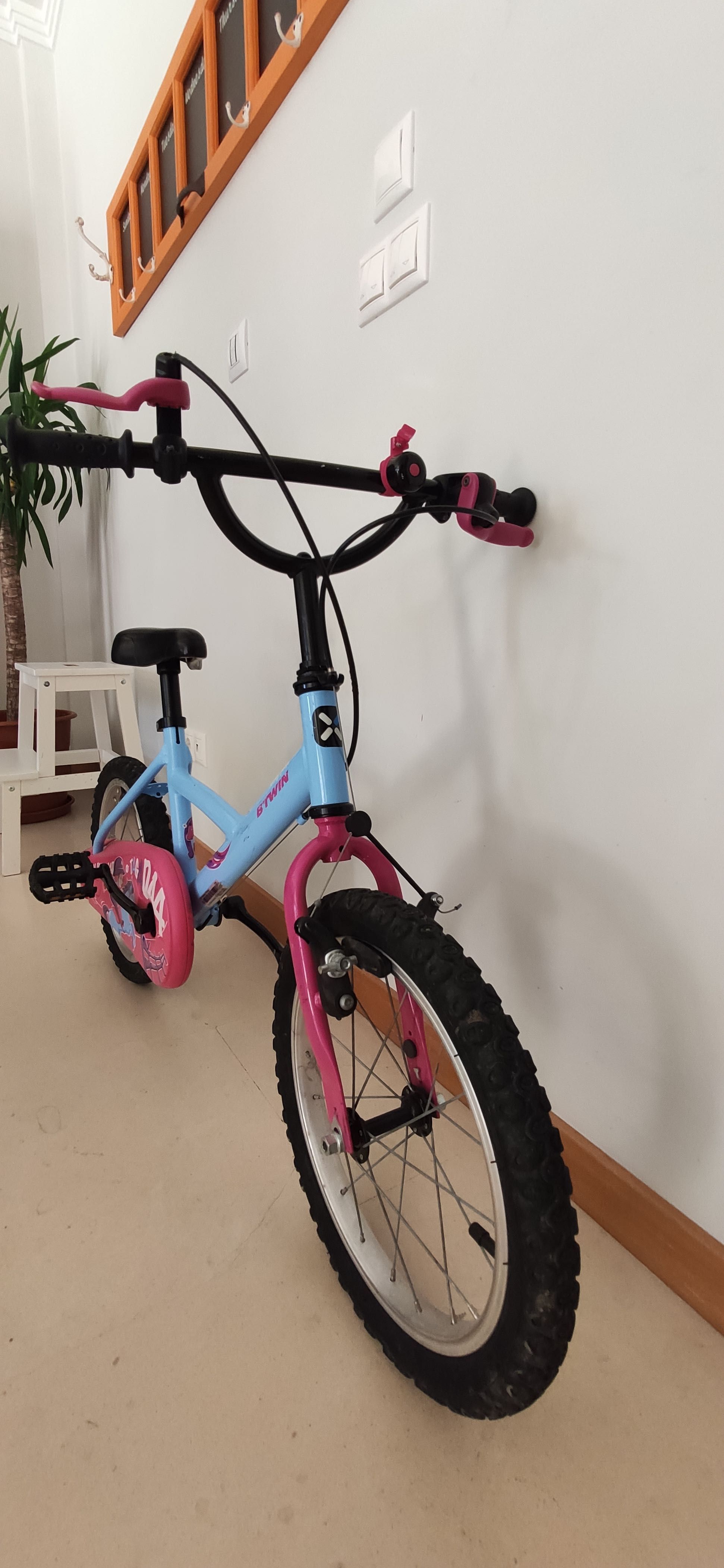 Bicicleta BTWIN criança, dos 3 aos 8 anos de idade.