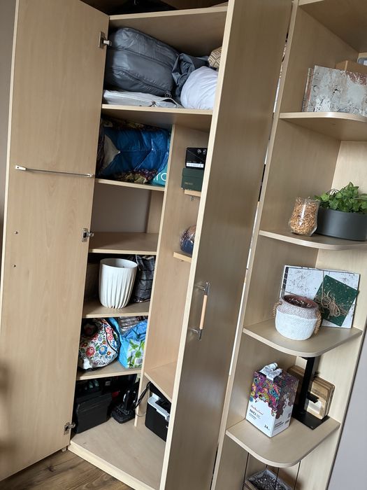 Bardzo pojemna szafa narożna