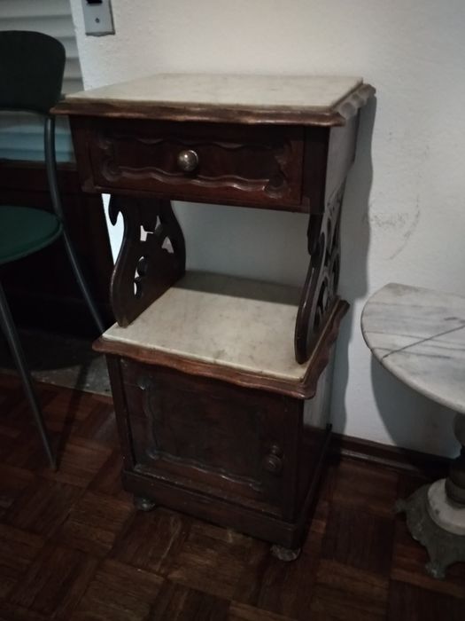 Móveis antigos para restauro