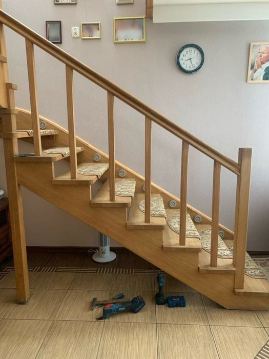 Schody dębowe z poręczą