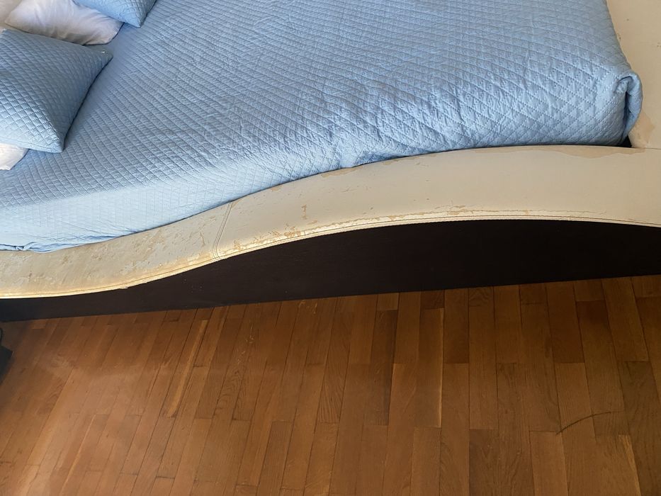 Quarto (cama em pele, mesinhas e camiseiro)