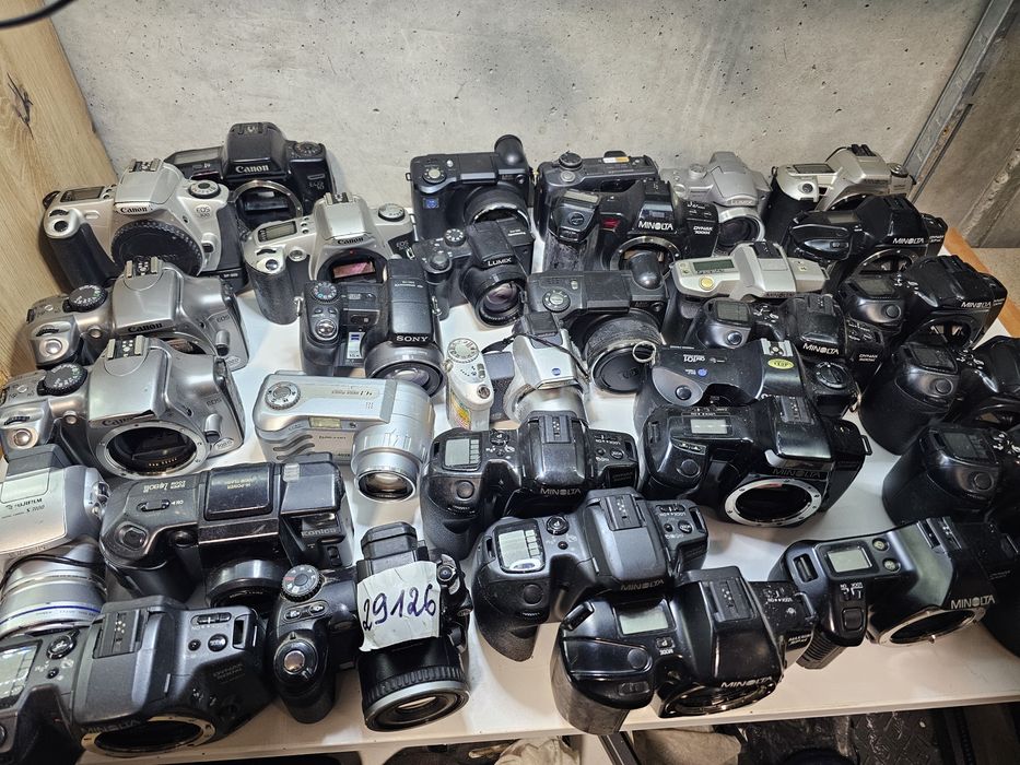 Лот фотоапаратів Canon EOS, Minolta  Maxxum Olympus Nikon Pentax та ін