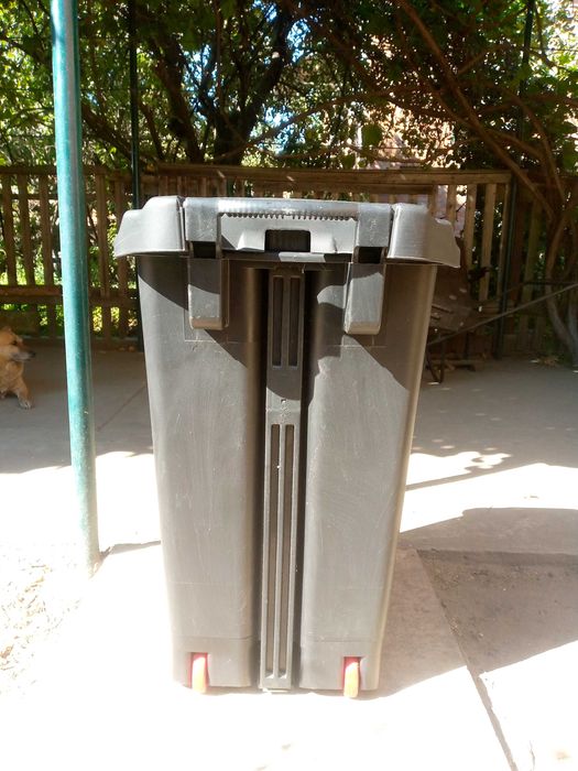 Бак для мусора на колесах