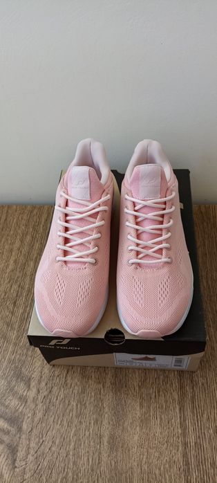 Женские кроссовки