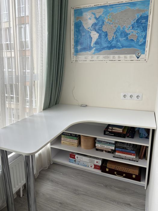 Продам угловий стіл для навчання/роботи