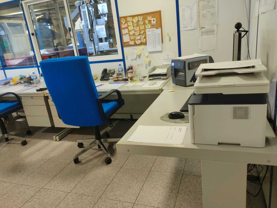 Estrutura para gabinetes ou arrumos com secretárias, móveis e cadeiras