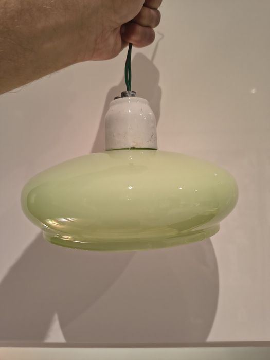 Zielona stara lampa typu beret