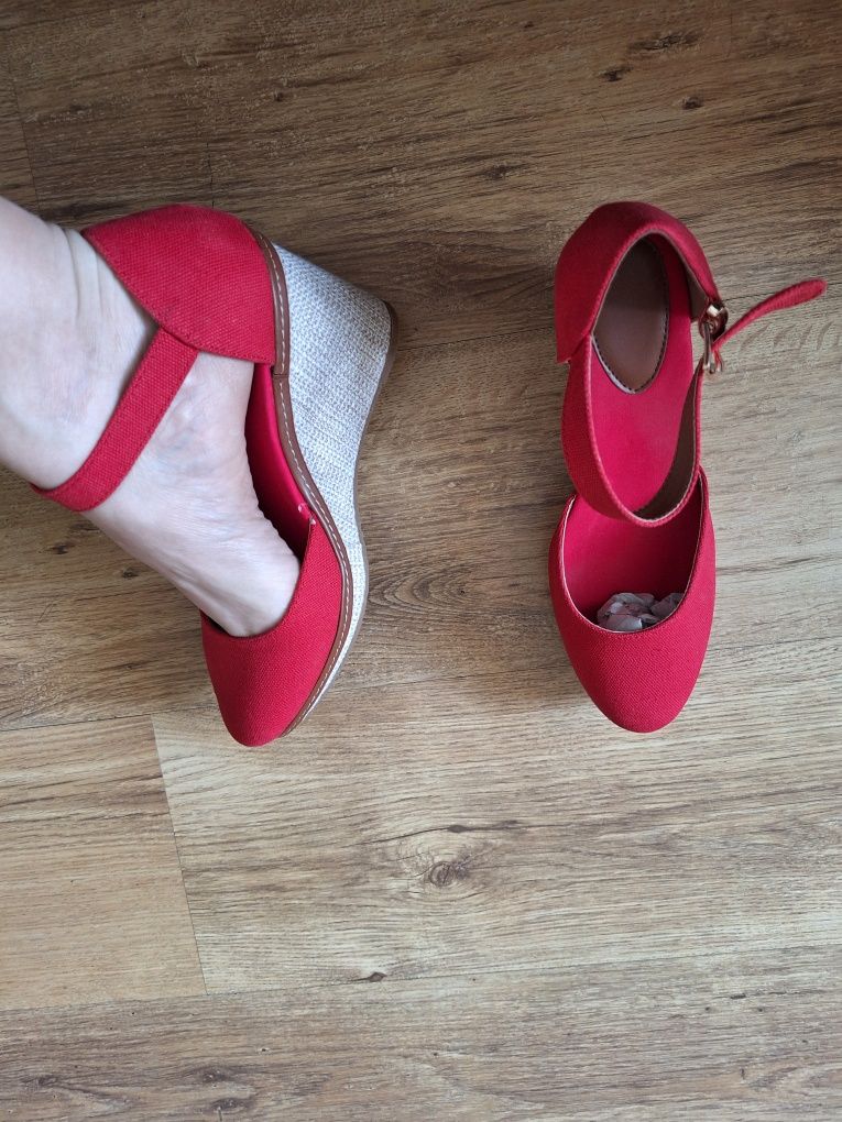 Nowe czerwone buty na koturnie 41