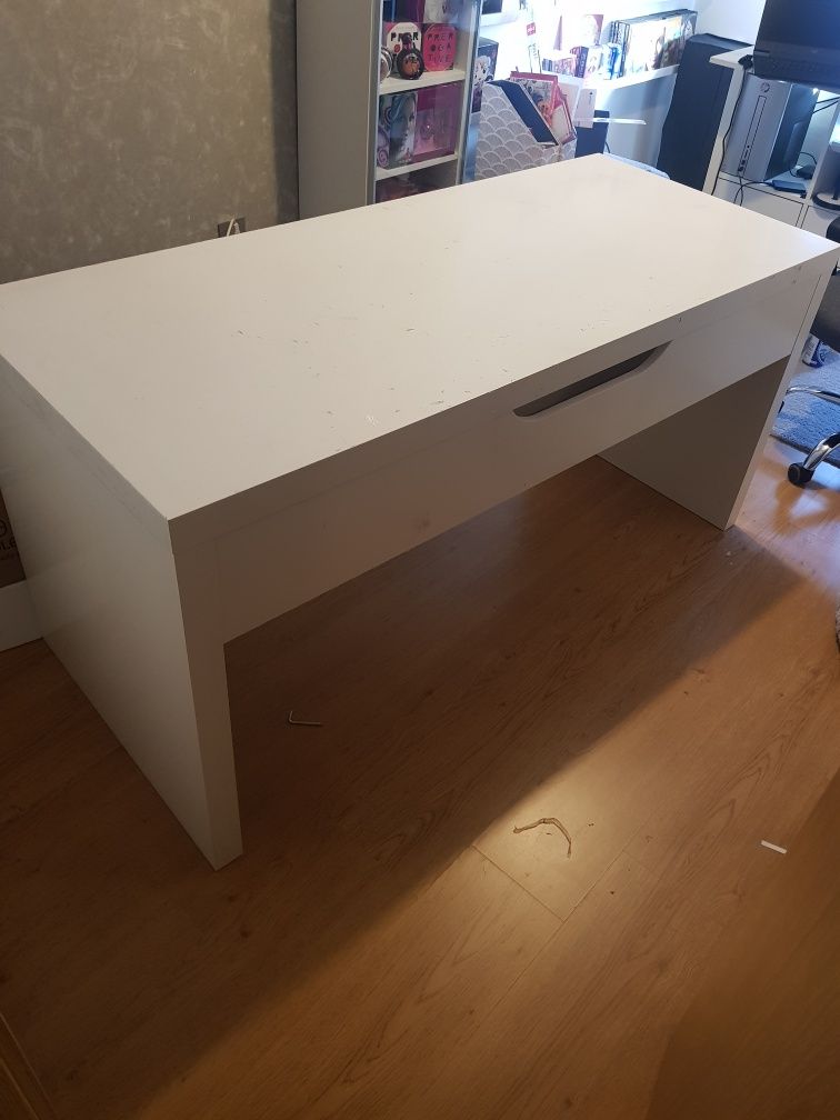 Mesa  ikea bom estado