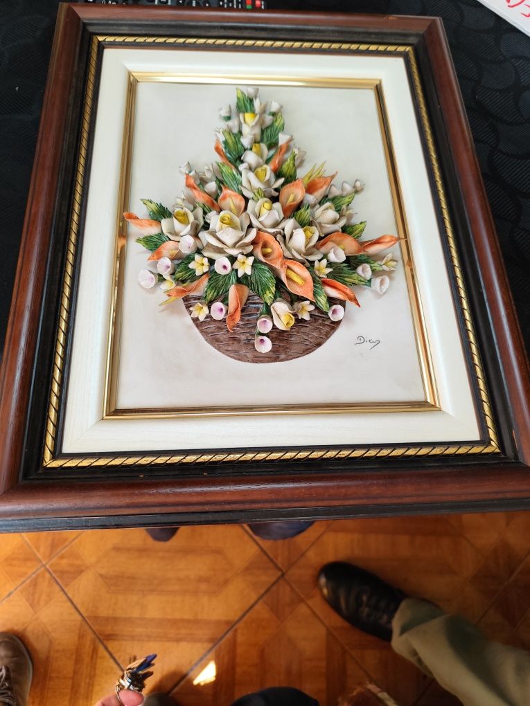 Quadro com flores em porcelana