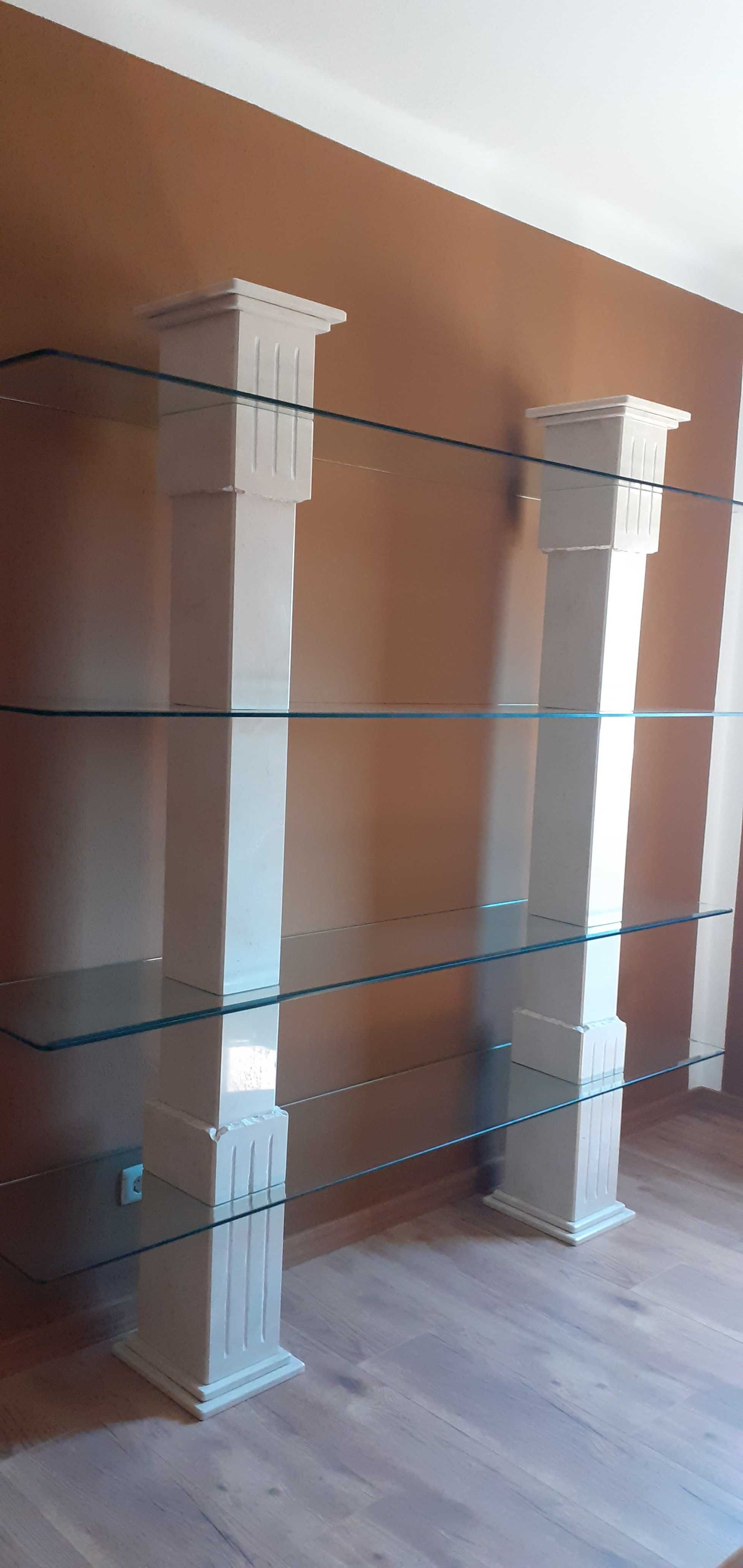 Estante de sala de estar em vidro com colunas em mármore
