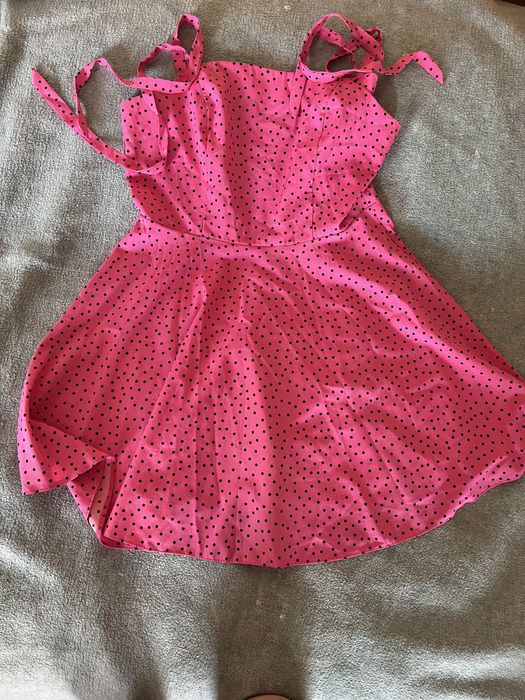 Літня сукня яскраво рожевого кольору