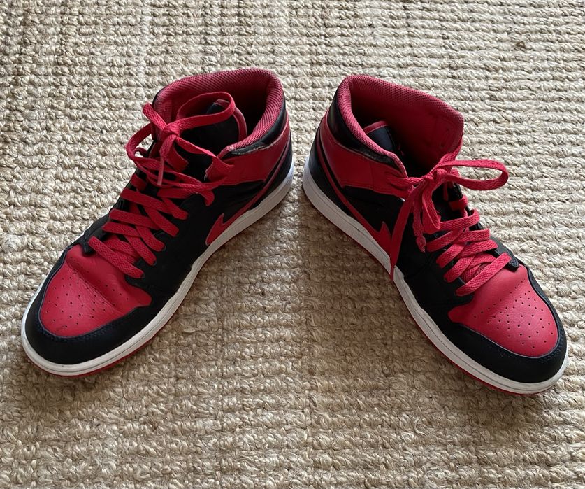 Jordan 1 Mid preto e encarnado (43)