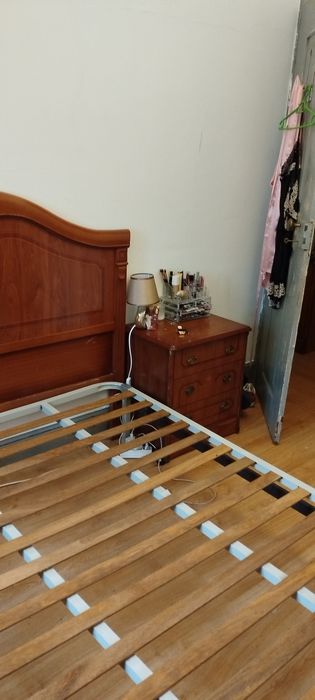 Cama casal + 2 mesinhas de cabeceira