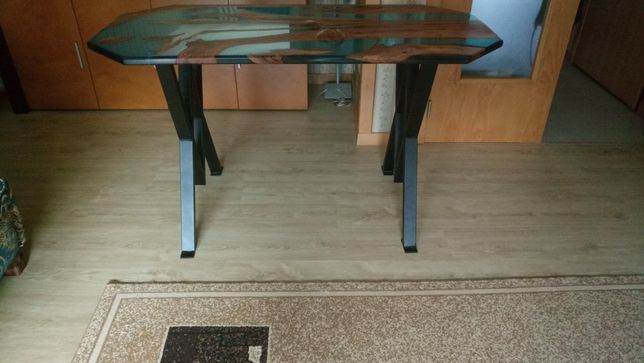 Mesa em resina epoxi com madeira