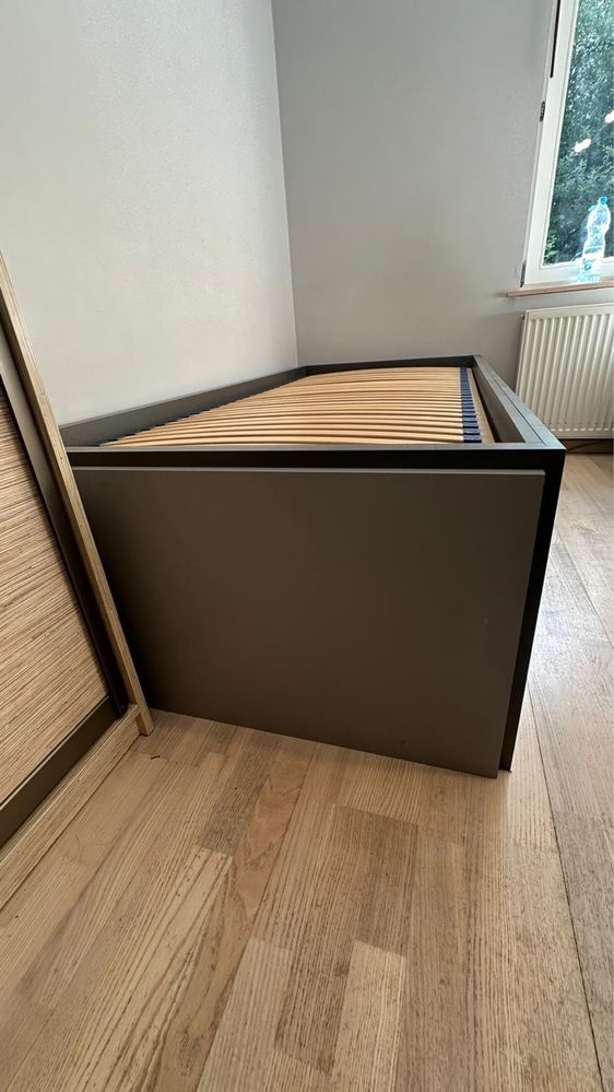 Łóżko pojedyńcze z stelażem i schowkiem robione na zamówienie