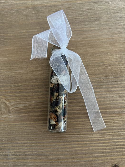 Prezent dla gości weselnych, fiolki z herbatą